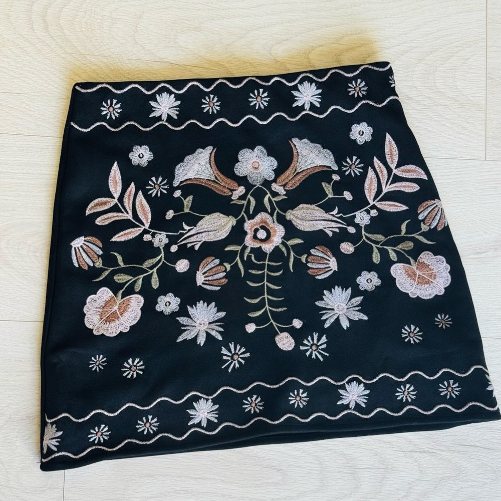 Francesca’s, miami Floral Embroidered Black Suede Skirt Size S - Picture 5 of 14